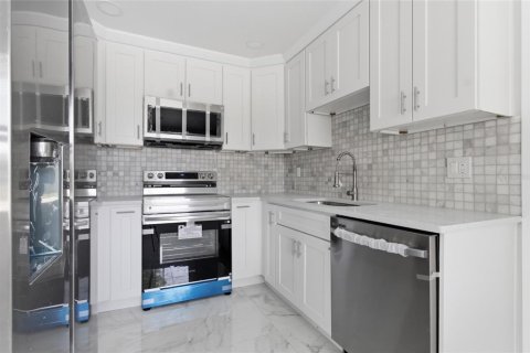 House in Holiday, Florida 3 bedrooms, 105.35 sq.m. № 2145394 - photo 15