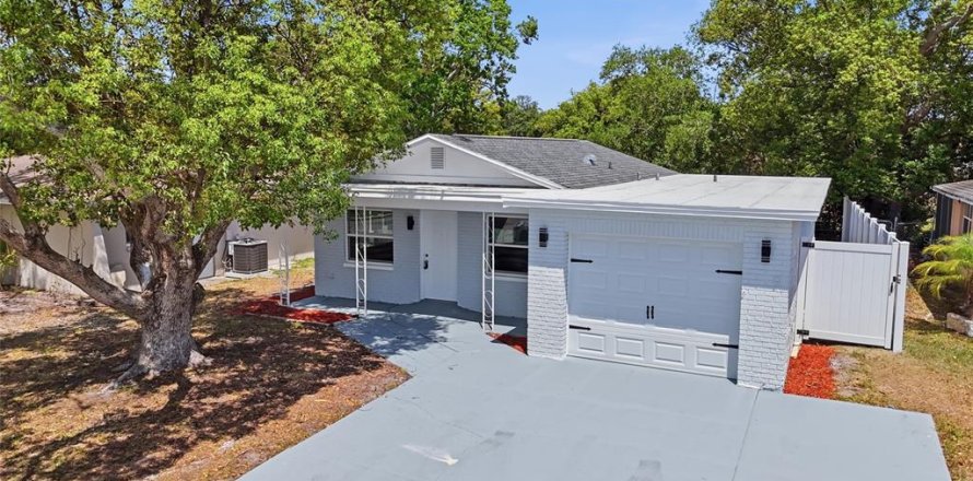 House in Holiday, Florida 3 bedrooms, 105.35 sq.m. № 2145394