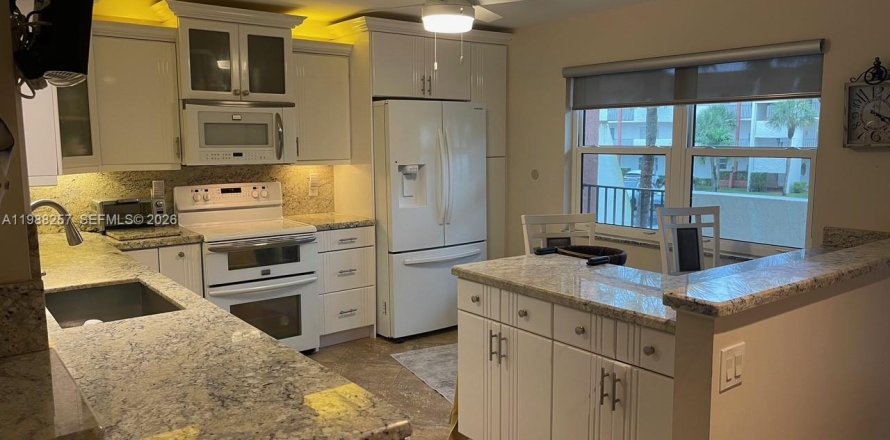 Condo in Pembroke Pines, Florida, 3 bedrooms  № 2050332