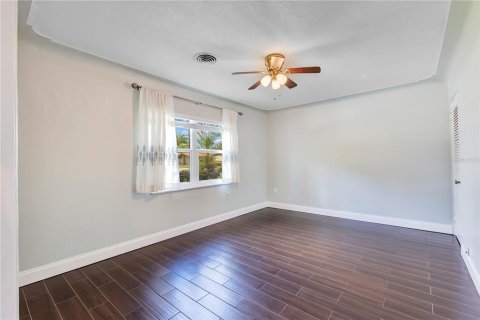 House in Orlando, Florida 3 bedrooms, 127.65 sq.m. № 2314379 - photo 13