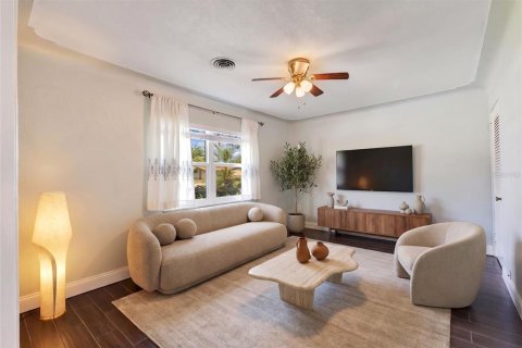 House in Orlando, Florida 3 bedrooms, 127.65 sq.m. № 2314379 - photo 14