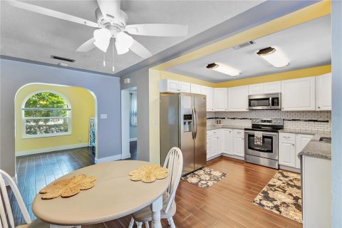 House in Orlando, Florida 3 bedrooms, 127.65 sq.m. № 2314379 - photo 12