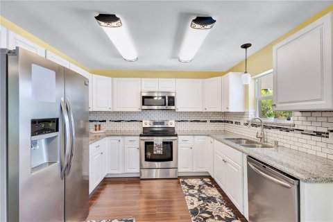 House in Orlando, Florida 3 bedrooms, 127.65 sq.m. № 2314379 - photo 11