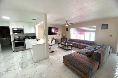 House in Miami Gardens, Florida 3 bedrooms, 113.53 sq.m. № 2018728 - photo 17
