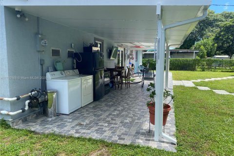 House in Miami Gardens, Florida 3 bedrooms, 113.53 sq.m. № 2018728 - photo 23