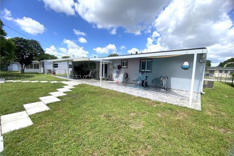 House in Miami Gardens, Florida 3 bedrooms, 113.53 sq.m. № 2018728 - photo 24