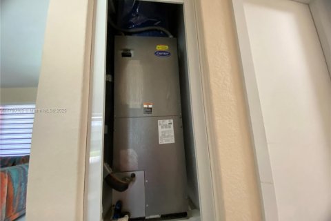 House in Miami Gardens, Florida 3 bedrooms, 113.53 sq.m. № 2018728 - photo 27