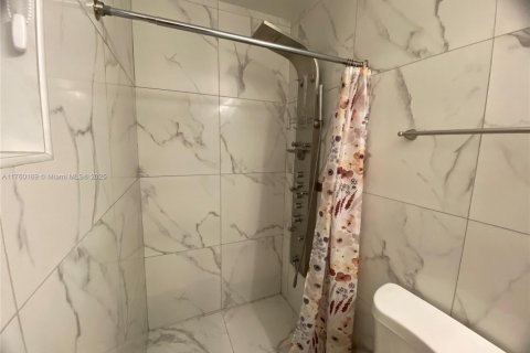 House in Miami Gardens, Florida 3 bedrooms, 113.53 sq.m. № 2018728 - photo 12