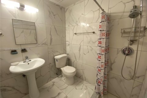 House in Miami Gardens, Florida 3 bedrooms, 113.53 sq.m. № 2018728 - photo 15