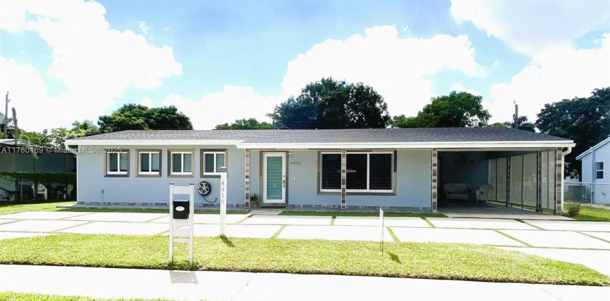 House in Miami Gardens, Florida 3 bedrooms, 113.53 sq.m. № 2018728