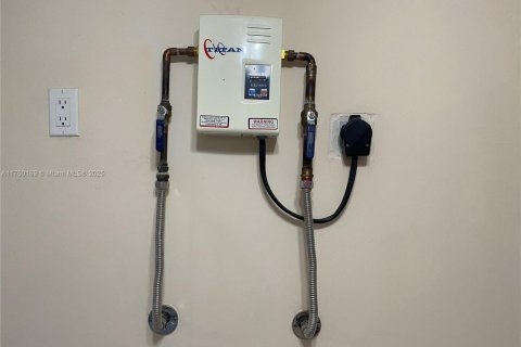 House in Miami Gardens, Florida 3 bedrooms, 113.53 sq.m. № 2018728 - photo 25