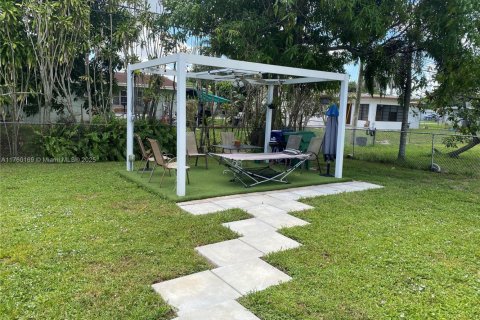 House in Miami Gardens, Florida 3 bedrooms, 113.53 sq.m. № 2018728 - photo 21