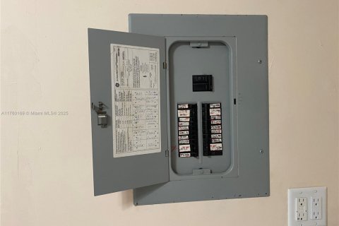 House in Miami Gardens, Florida 3 bedrooms, 113.53 sq.m. № 2018728 - photo 26