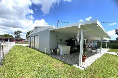 House in Miami Gardens, Florida 3 bedrooms, 113.53 sq.m. № 2018728 - photo 22