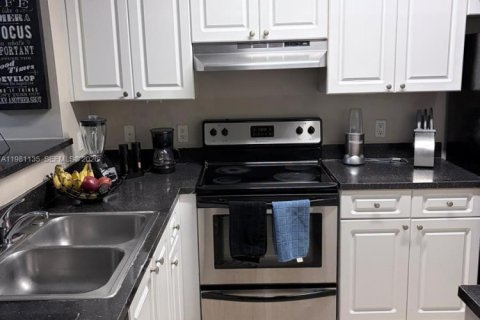 Condominio en alquiler en Miramar, Florida, 3 dormitorios, 100.33 m2 № 2057869 - foto 5