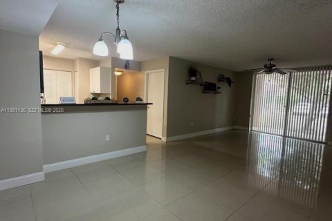 Condominio en alquiler en Miramar, Florida, 3 dormitorios, 100.33 m2 № 2057869 - foto 2