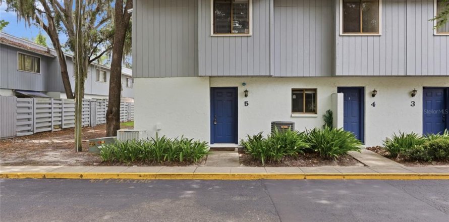 Townhouse in Gainesville, Florida 3 bedrooms, 102.75 sq.m. № 2151176
