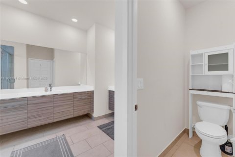 Casa en venta en Miami Lakes, Florida, 5 dormitorios, 283.35 m2 № 1951678 - foto 21