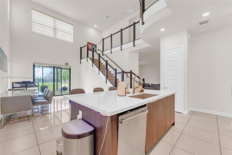 Casa en venta en Miami Lakes, Florida, 5 dormitorios, 283.35 m2 № 1951678 - foto 9
