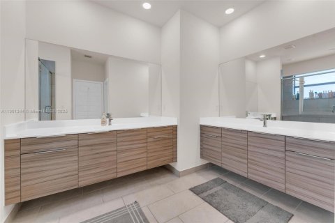 Casa en venta en Miami Lakes, Florida, 5 dormitorios, 283.35 m2 № 1951678 - foto 19
