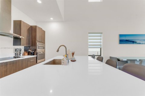 Casa en venta en Miami Lakes, Florida, 5 dormitorios, 283.35 m2 № 1951678 - foto 4