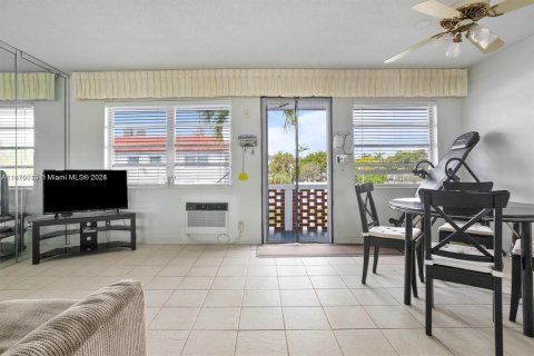 Condo in Dania Beach, Florida, 1 bedroom  № 1897024 - photo 1