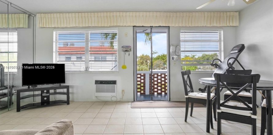 Condo in Dania Beach, Florida, 1 bedroom  № 1897024