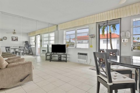 Condo in Dania Beach, Florida, 1 bedroom  № 1897024 - photo 4