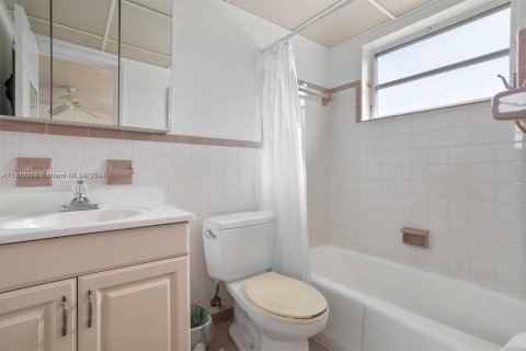 Condo in Dania Beach, Florida, 1 bedroom  № 1897024 - photo 9