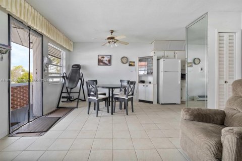 Condo in Dania Beach, Florida, 1 bedroom  № 1897024 - photo 2