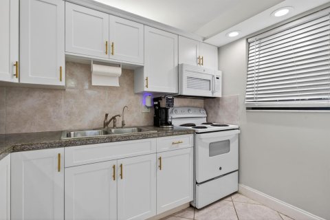 Condominio en venta en Pompano Beach, Florida, 1 dormitorio, 75.25 m2 № 2247675 - foto 9