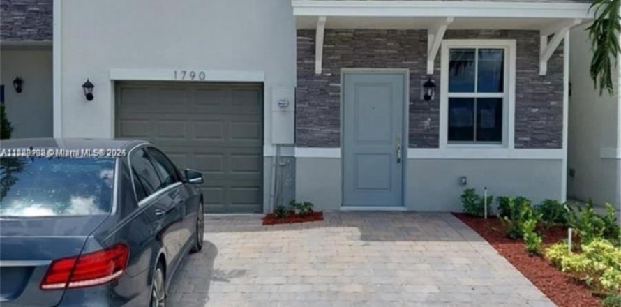 Townhouse in Homestead, Florida 4 bedrooms, 169.64 sq.m. № 1705337