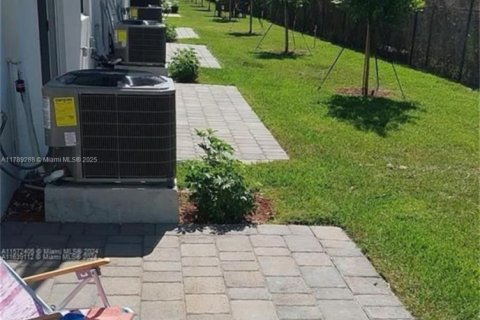Townhouse in Homestead, Florida 4 bedrooms, 169.64 sq.m. № 1705337 - photo 11
