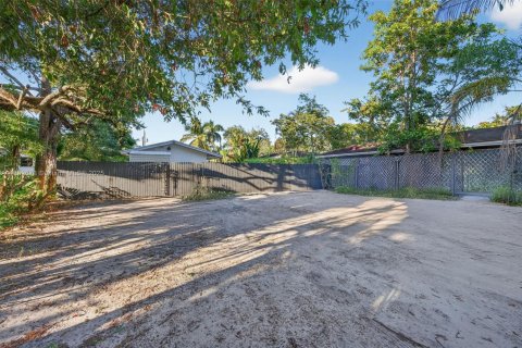 Commercial property in Fort Lauderdale, Florida 141.77 sq.m. № 1953130 - photo 20