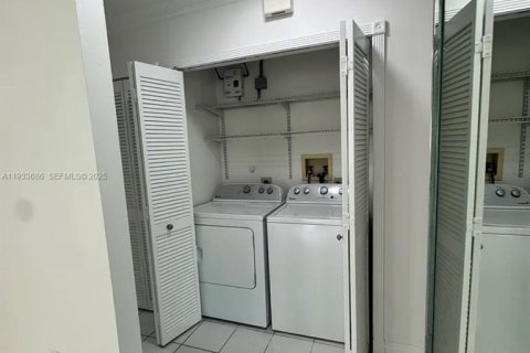 Снять в аренду виллу или дом в Майами, Флорида 3 спальни, 150.41м2, № 1992291 - фото 6