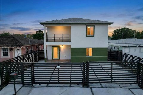 Дом в Майами, Флорида 4 спальни, 210.89м2 № 2009935