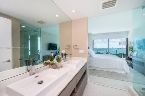 Condo in Miami, Florida, 3 bedrooms  № 2042207 - photo 17