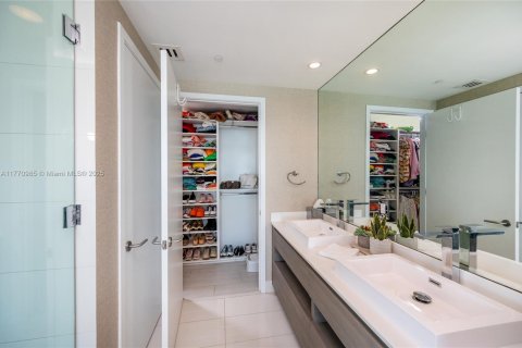 Condo in Miami, Florida, 3 bedrooms  № 2042207 - photo 29