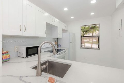 Condominio en venta en Sunrise, Florida, 2 dormitorios, 75.25 m2 № 1988947 - foto 1