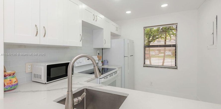 Condominio en Sunrise, Florida, 2 dormitorios № 1988947