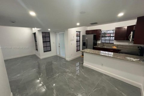 Touwnhouse à louer à Miami, Floride: 2 chambres, 98.85 m2 № 2040809 - photo 3