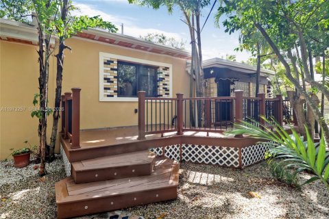 House in Miami Springs, Florida 3 bedrooms, 146.6 sq.m. № 2033282 - photo 18