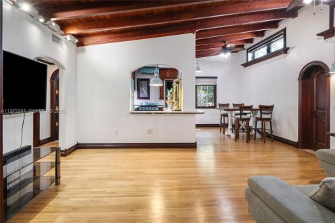 House in Miami Springs, Florida 3 bedrooms, 146.6 sq.m. № 2033282 - photo 16