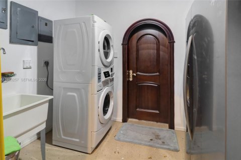 House in Miami Springs, Florida 3 bedrooms, 146.6 sq.m. № 2033282 - photo 30