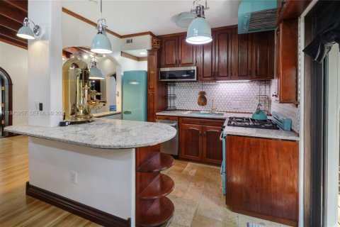 House in Miami Springs, Florida 3 bedrooms, 146.6 sq.m. № 2033282 - photo 5