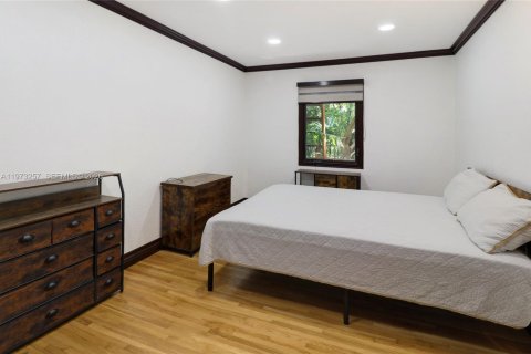 House in Miami Springs, Florida 3 bedrooms, 146.6 sq.m. № 2033282 - photo 12