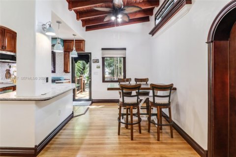 House in Miami Springs, Florida 3 bedrooms, 146.6 sq.m. № 2033282 - photo 10