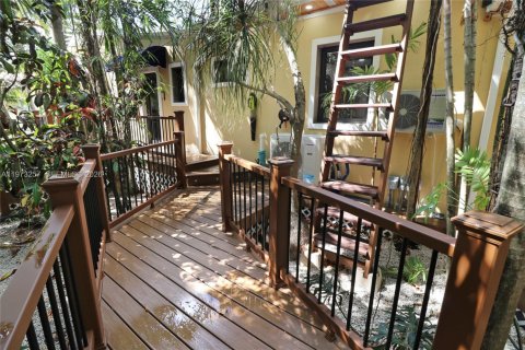 House in Miami Springs, Florida 3 bedrooms, 146.6 sq.m. № 2033282 - photo 25