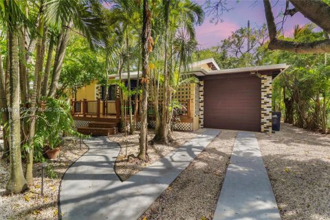 House in Miami Springs, Florida 3 bedrooms, 146.6 sq.m. № 2033282