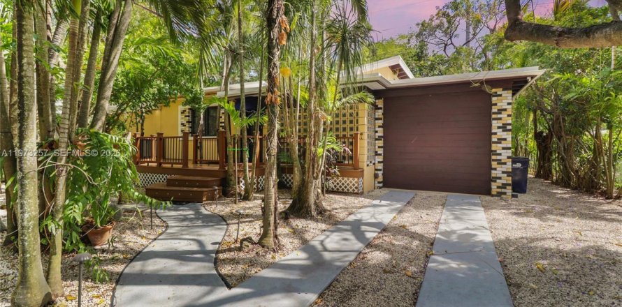House in Miami Springs, Florida 3 bedrooms, 146.6 sq.m. № 2033282